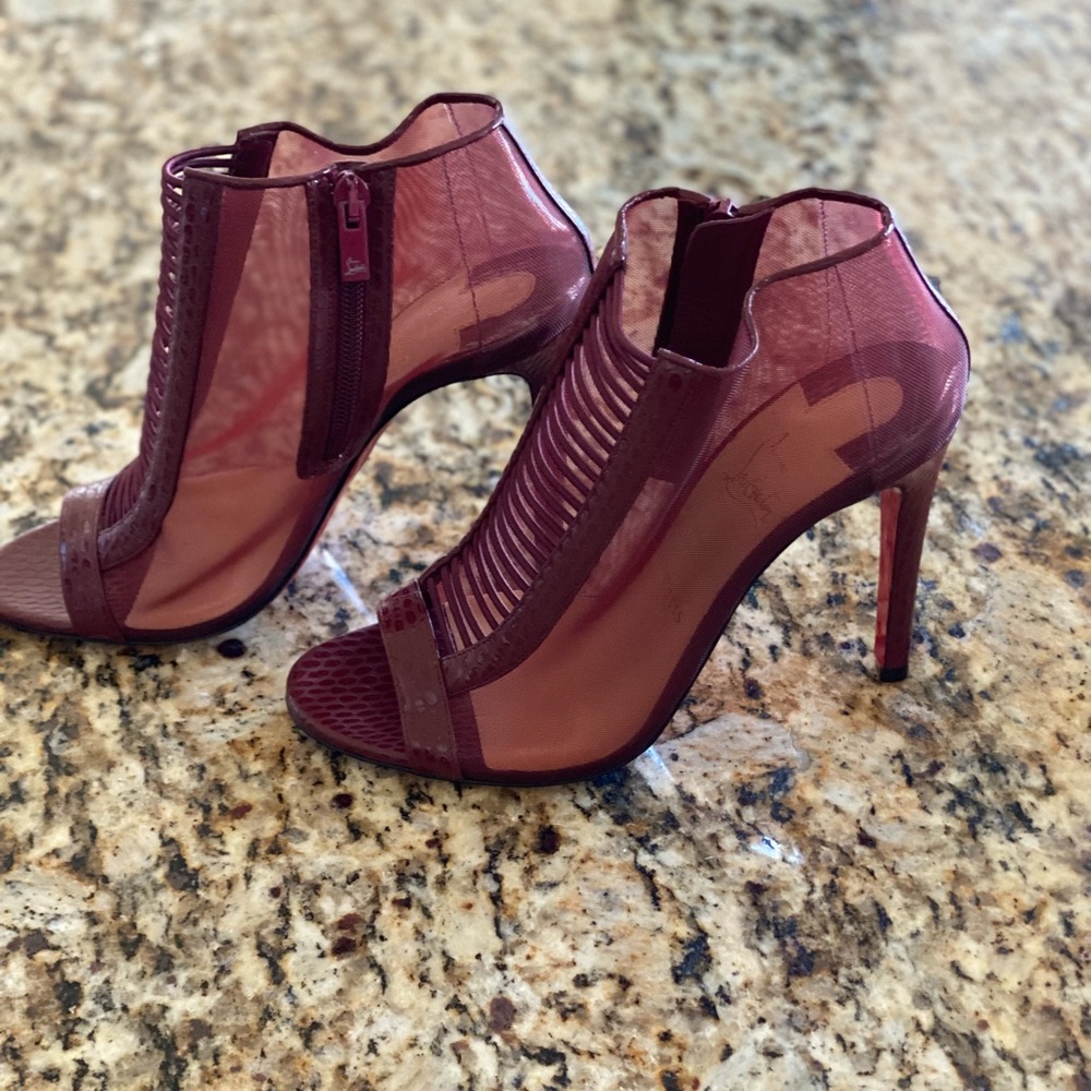 Beautiful pair of Louboutins. Size 39.